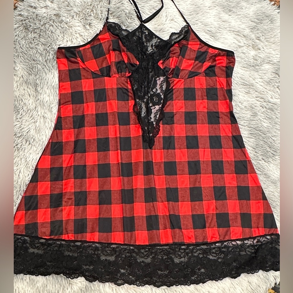 Elegant Red and Black Lace Chemise - Picture 7 of 9